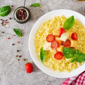 🍅🥣🌱Hirsipuder tomatite ja juustuga

Koostisosad:

1 klaas mahe hirssi
2 klaasi vett
1 klaas piima
Näpuotsatäis soola
Juustukuubikud (nt mozzarella, fetajuust)
Kirsstomateid
Värske basiilik

👩‍🍳Valmistamine:

Loputa hirss põhjalikult voolava vee all ja pane keedunõusse.

Lisa vesi ja näpuotsatäis soola, kuumuta keemiseni, seejärel alanda kuumust ja hauta 10–15 minutit, kuni vesi on imendunud.

Lisa piim ja jätka keetmist, kuni hirss on pehme ja puder kreemjas.

Serveeri puder kaussidesse, lisa peale juustukuubikud, tomatitükid ja basiilikulehed.

Soovi korral maitsesta värskelt jahvatatud musta pipraga.
Head isu!

🫱Mahe hirsi leiad biolife.ee e-poest. 

#biolife.ee #biolife #hirss #mahehirss #hirsipudru