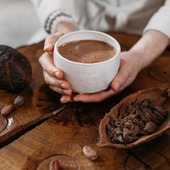 ☕Toor kakaopulber on üks parimaid looduslikke supertoite oma mineraalainete ja vitamiinide sisalduse poolest. 

🤎NB! Väga palju häid omadusi kaob kakaost kuumutamisel, rafineerimisel ja töötlemisel. Väga paljudele on puhas looduslik toorkakao tundmatu. Poes müüdavad tavalised kakaopulbrid on kuumutatud ehk nende toiteväärtus on pea olematu.

🤎Vitamiinidest sisaldab toorkakao A, B1, B2, B3, C ja E-vitamiini.

🤎Samuti on toorkakaooad number üks magneesiumiallikas maailmas. Magneesium toetab südant, aitab kaasa ajutegevusele ja seedimisele, lõdvestab lihaseid ja aitab vältida lihaskrampe, tugevdab luid, suurendab painduvust ning aluselisust. Kui kehal on piisavalt magneesiumi paraneb keha verevarustus ja sellega koos ka hapnikutasakaal ning toitainete kättesaadavus kogu kehas paraneb.

🤎Kakao sisaldab 314% päevasest rauavajadusest 28 grammis (U.S. RDA kohaselt) . Raud on osa hapnikukandjast hemoglobiinis, mis hoiab meie verd tervena ja kaitseb verevaeguse eest.

🤎Kakao on rikas ka muude mineraalainete poolest ning looduslik allikas kaltsiumile, kaaliumile, tsingile, vasele ja väävlile. 

🤎Lisaks sisaldab kakao palju kiudaineid ja vitamiini C. 

🤎Toorkakaol on omadus vähendada söögiisu aidates seeläbi kaasa kaalu alandamisele, suurendada tähelepanu ja keskendumisvõimet. Ei sisalda gluteeni ja laktoosi.

Kokkuvõttes:
➖Toor-kakao sisaldab üle 1200 aktiivse aineosa ja 300 keemilise ühendi, mis on kõik erinaval moel kasulikud meie organismile.
➖Külmpressitud kakaopulber sisaldab rohkelt looduslikke ensüüme ning antioksüdante, mida tavaline kakaopulber ei sisalda.
➖Lisaks sisaldab see kakao maailma toiduainetest kõige suuremas koguses magneesiumi ja samuti rohkelt rauda, vaske, kaltsiumi, tsinki ja kroomi.
➖Toorkakao on hea kiudainete allikas ja sisaldab palju E- ja C-vitamiini.
➖Toorkakaos sisalduvad keemilised ained soodustavad ka serotoniini tootmist organismis. Serotoniin on tuntud kui õnnehormoon, mis tekitab hea meeleolu, reguleerib und ja isu.

Mahe toor kakaopulber -10% 👉https://biolife.ee/et/mahe-oko-supertooted/568-mahe-toor-kakaopulber-500g.html

#biolife #toorkakao #kakao #kakaopulber #toorkakaopulber