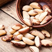 🥜Brasiilia pähkel ehk parapähkel: nagu kõikides pähklites, nii on ka parapähklites rohkesti kaaliumi-, fosfori- ja magneesiumiühendeid. 

🥜Kas teadsid, et erilise tähelepanu pälvivad aga parapähklid väga suure seleenisisalduse poolest. Sajagrammises parapähklite kogumis on seleeni 1500–1900 mikrogrammi. 

🥜Enamik sellest on seotud eriliste valkudega ehk niinimetatud selenoproteiinidega. 

🥜Inimorganismile on seleen vajalik mitmel põhjusel: antioksüdantsete kaitseensüümide koostisosana, immuunvastuse kujunemisel, koehormoonide sünteesil, kehavõõraste ühendite kahjutustamisel, toksiliste rakmetallide imendumise tõkestamisel jne. 

Mahe parapähklid leiad Bio Life e-poest👉https://biolife.ee/et/mahe-oko-paehklid/12-brasiilia-paehkel-ehk-parapaehke-mahe-rhumveld-baltic-oko-bio-bio-life-organic.html